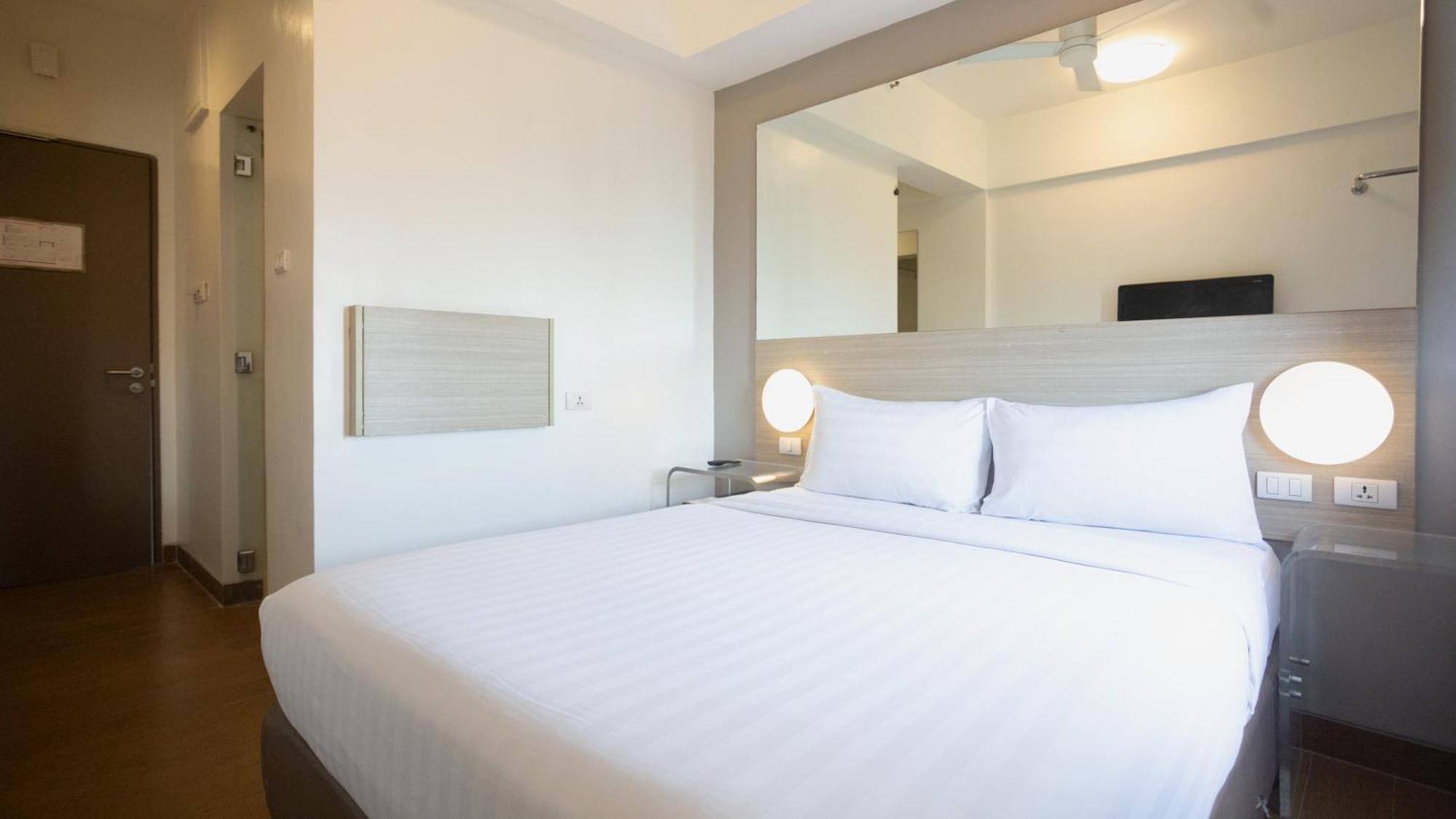 เรด แพลนเนต มะนิลา มากาตี Hotel Makati City ภายนอก รูปภาพ